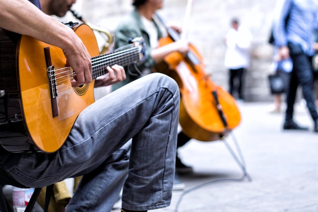 Primer plano de un hombre tocando la guitarra