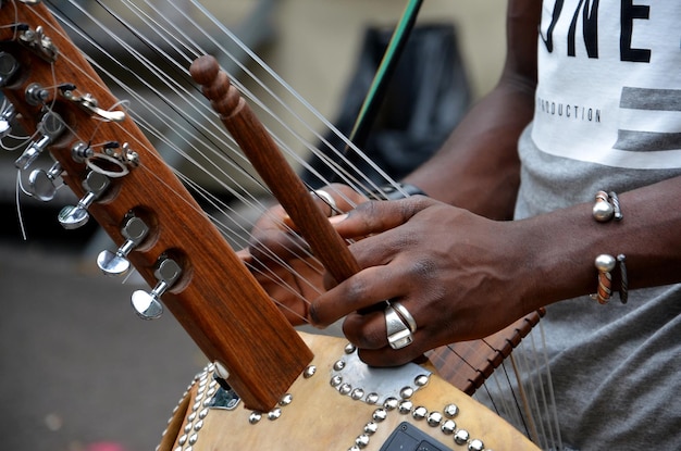 Primer plano de un hombre tocando un instrumento musical