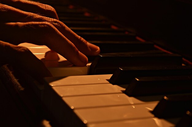 Foto primer plano de un hombre tocando el piano