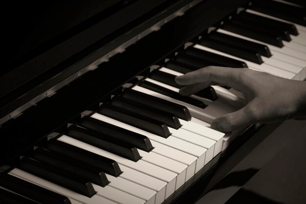 Primer plano de un hombre tocando el piano