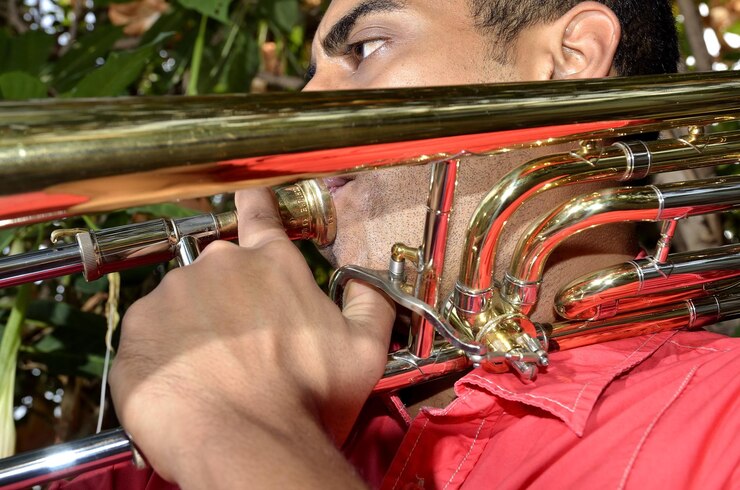 Foto primer plano de un hombre tocando el trombón