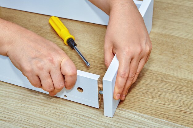 Primer plano de un hombre trabajando en una mesa