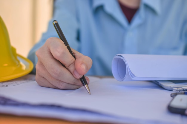 Primer plano de un hombre trabajando en una mesa