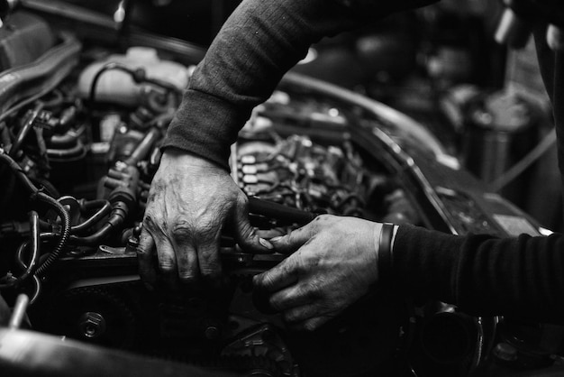 Primer plano de un hombre trabajando en una motocicleta