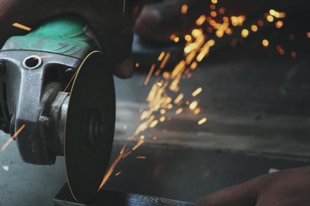 Primer plano del hombre trabajando