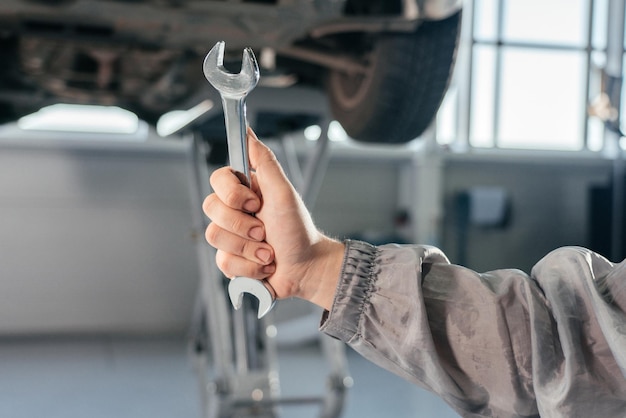 Foto primer plano de un hombre trabajando