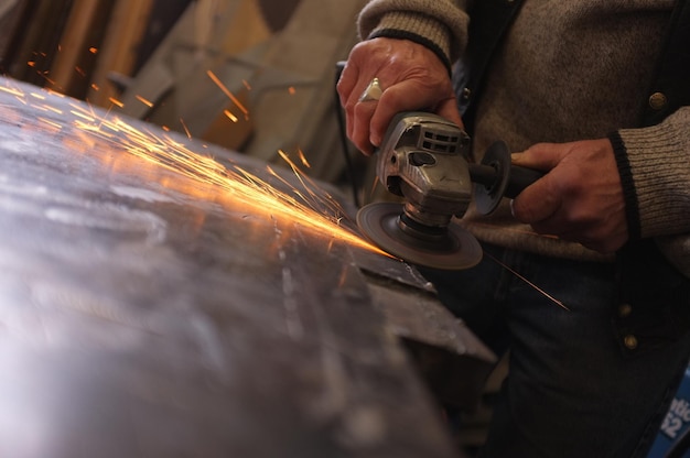 Primer plano de un hombre usando equipos en metal