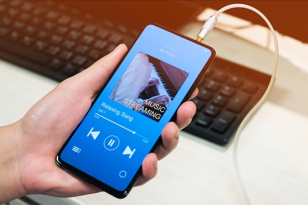 Primer plano de un hombre usando un teléfono móvil