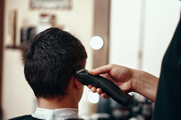 Primer plano de un hombre usando un teléfono móvil