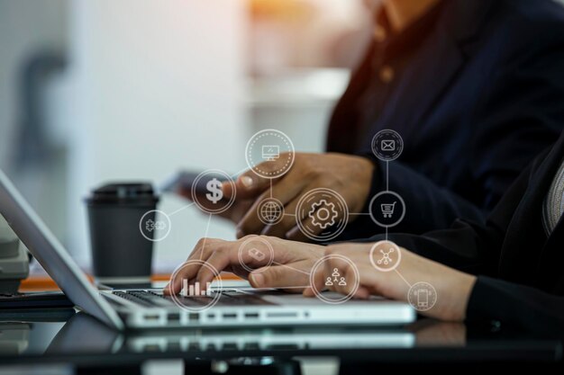 Primer plano de un hombre usando un teléfono móvil