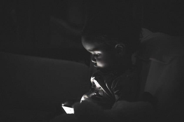 Primer plano de un hombre usando un teléfono móvil