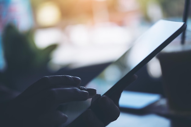 Foto primer plano de un hombre usando un teléfono móvil