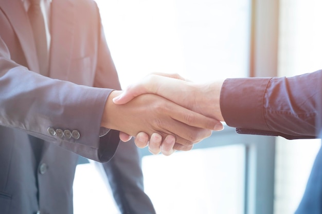 Primer plano de hombres estrechando la mano