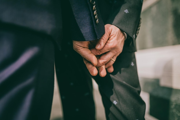 Primer plano de hombres de negocios tomados de la mano
