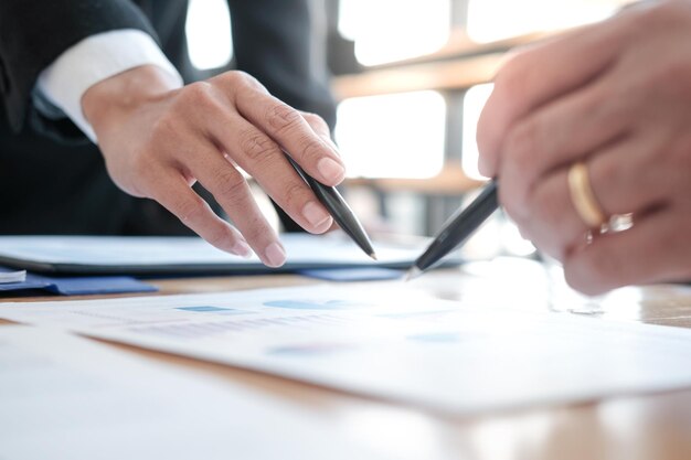 Primer plano de hombres de negocios trabajando en el escritorio