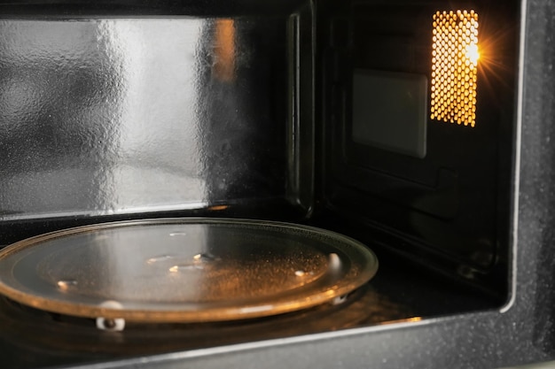 Foto primer plano de horno de microondas vacío moderno