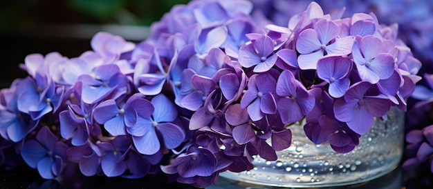 Un primer plano de una hortensia violeta en un recipiente de vidrio envejecido