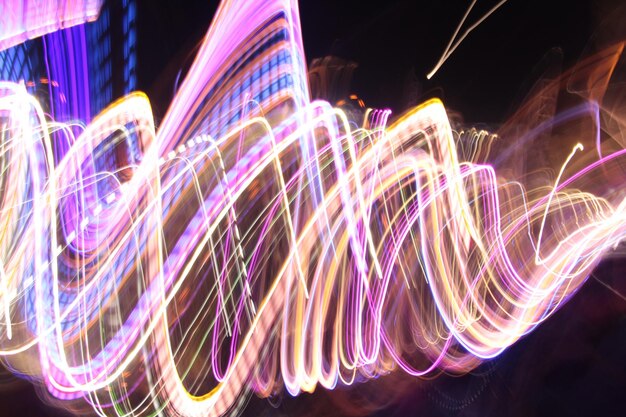 Foto primer plano de las huellas de luz por la noche