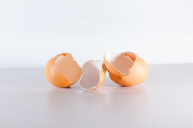 Foto primer plano de un huevo roto contra un fondo blanco