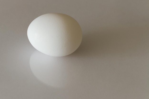 Primer plano de un huevo sobre un fondo blanco