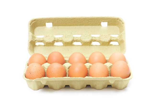 Foto primer plano de huevos en caja contra un fondo blanco