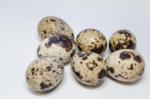 Primer plano de huevos de codorniz en la mesa