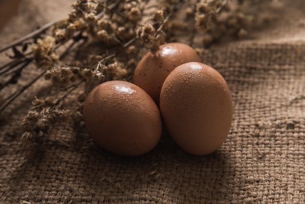 Primer plano de huevos en la mesa