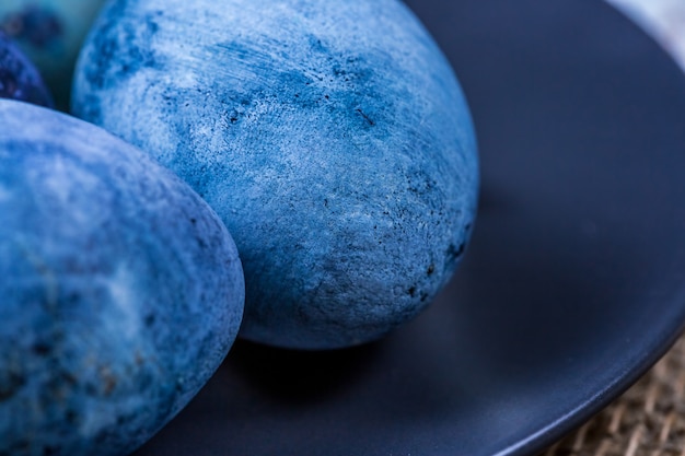 Primer plano de huevos de pascua azules pintados con tintes naturales.