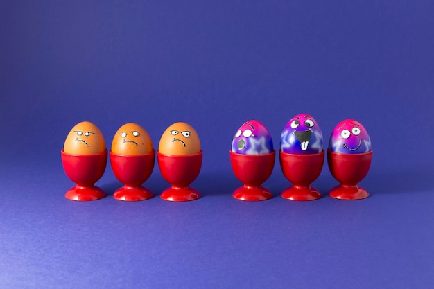 Primer plano de huevos de Pascua sobre un fondo púrpura