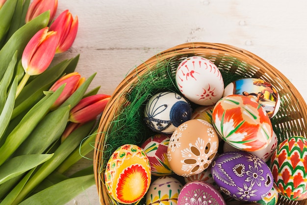 Foto primer plano de huevos de pascua y tulipanes