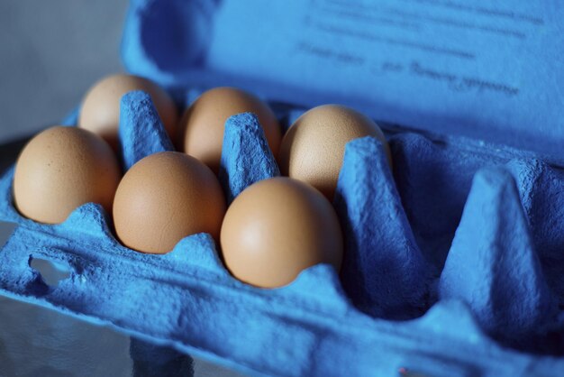 Foto primer plano de los huevos en el recipiente