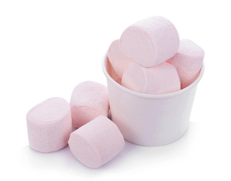 Foto primer plano de huevos rosados contra un fondo blanco