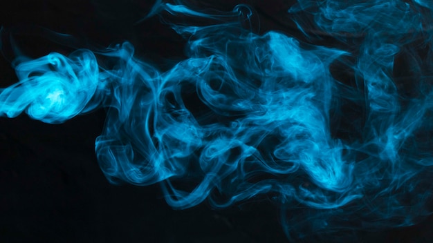 Foto primer plano de humo azul sobre fondo abstracto