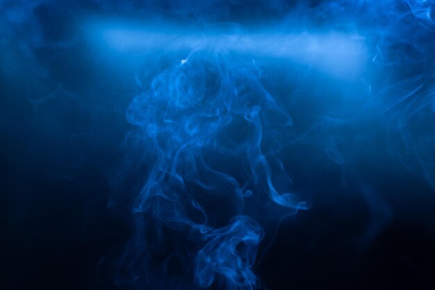 Foto primer plano del humo contra un fondo azul