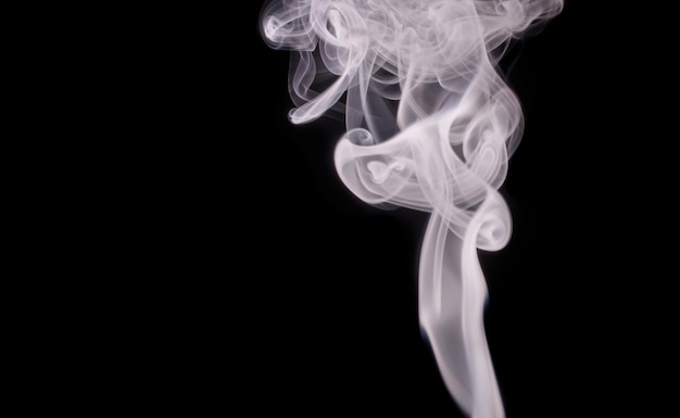 Foto primer plano de humo contra un fondo negro