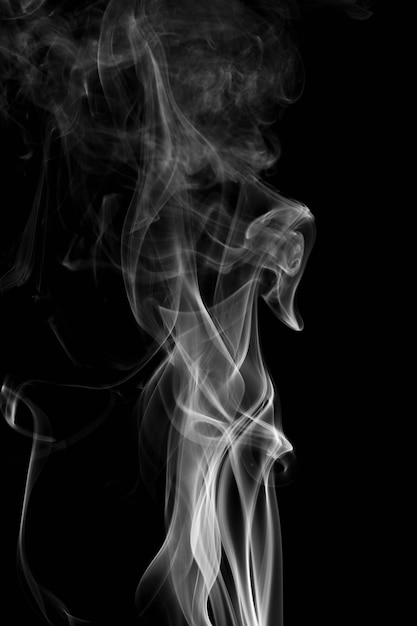 Primer plano de humo contra un fondo negro
