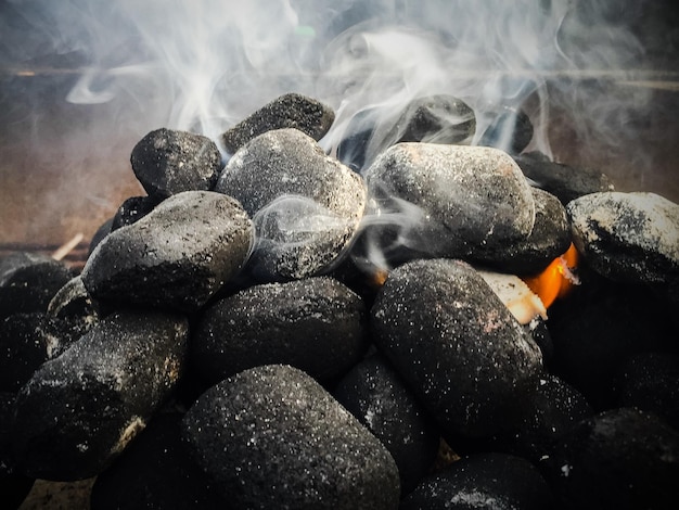 Primer plano del humo que emite el carbón