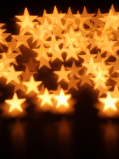 Primer plano iluminado de la decoración navideña en forma de estrella