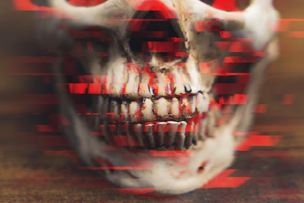 Foto primer plano de ilustración sobre dientes negros sucios y mandíbula de un cráneo humano cubierto de aberración cromática