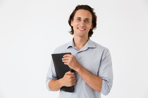 Foto primer plano de la imagen del empresario feliz en la camisa de la oficina sonriendo y sosteniendo la carpeta de documentos aislado sobre la pared blanca