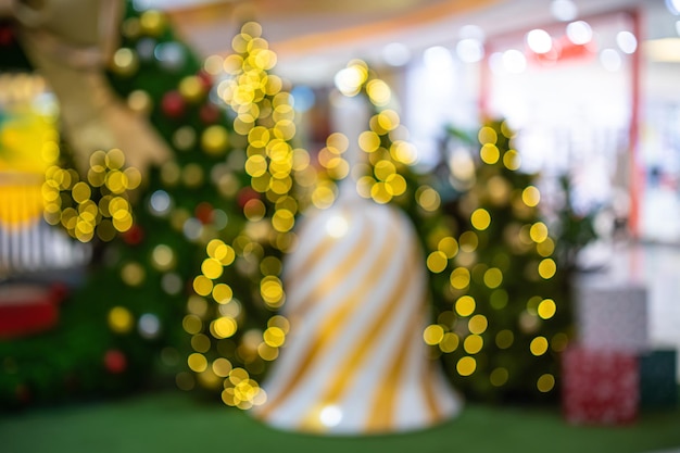 Primer plano de imágenes borrosas de smartphone de uso femenino con bolas de colores sobre fondo de árbol de Navidad verde Decoración durante Navidad y Año Nuevo