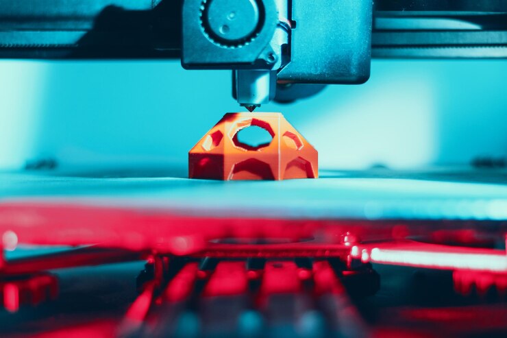 Foto primer plano de una impresora 3d durante el proceso de impresión de una pieza de impresión 3d colorida
