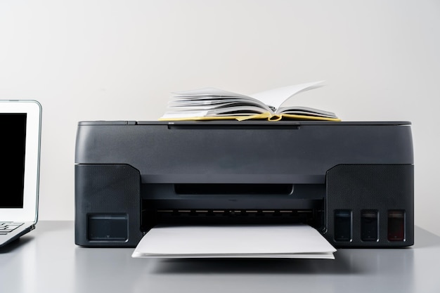 Foto un primer plano de una impresora moderna en la oficina