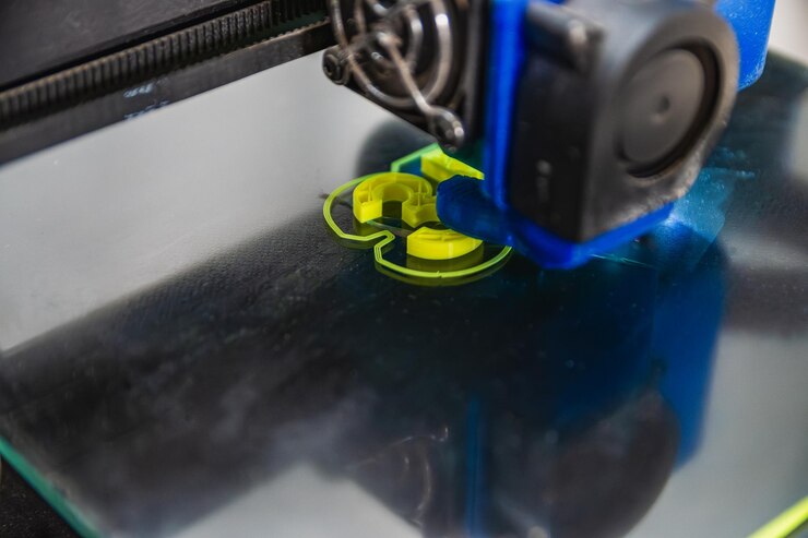 Foto primer plano de una impresora que imprime piezas 3d
