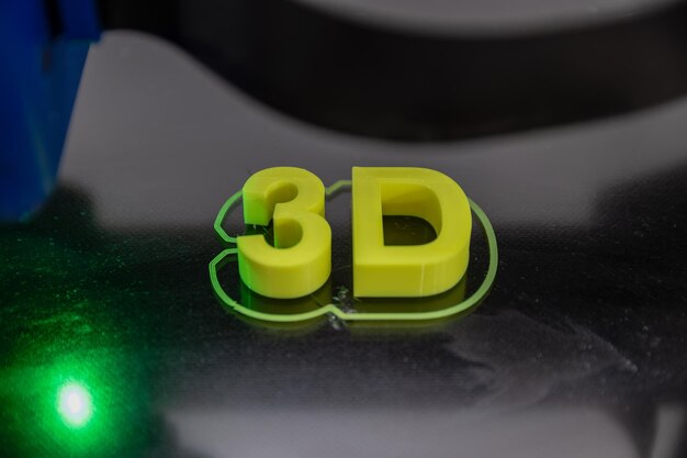 Primer plano de una impresora que imprime piezas 3D