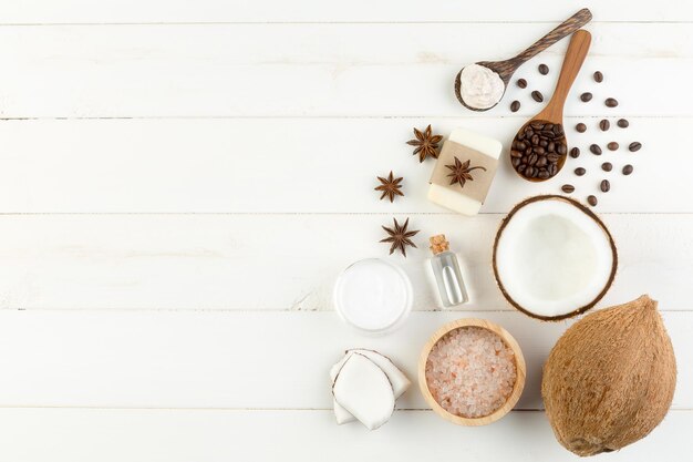 Foto primer plano de los ingredientes en la mesa blanca