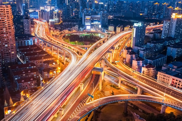 Primer plano de intercambio de la ciudad en la noche hermoso fondo de infraestructura de transporte