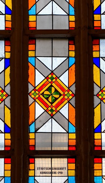 Un primer plano de una intrincada vidriera dentro de la catedral de Konigsberg en Kaliningrado el