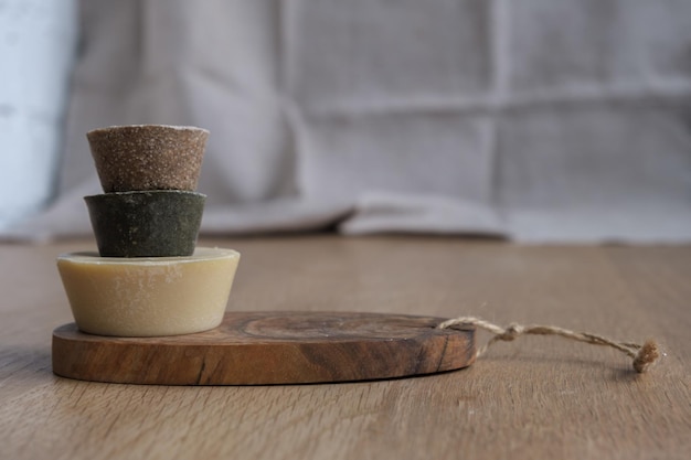 Primer plano de jabón hecho a mano en una mesa de madera jabón hecho a mano haciendo jabón de oliva enfoque selectivo