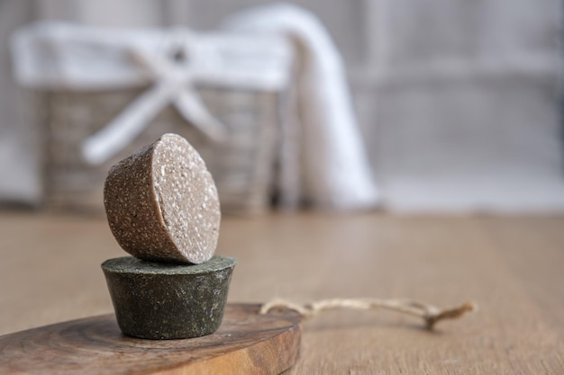 Foto primer plano de jabón hecho a mano en una mesa de madera jabón hecho a mano haciendo jabón de oliva enfoque selectivo